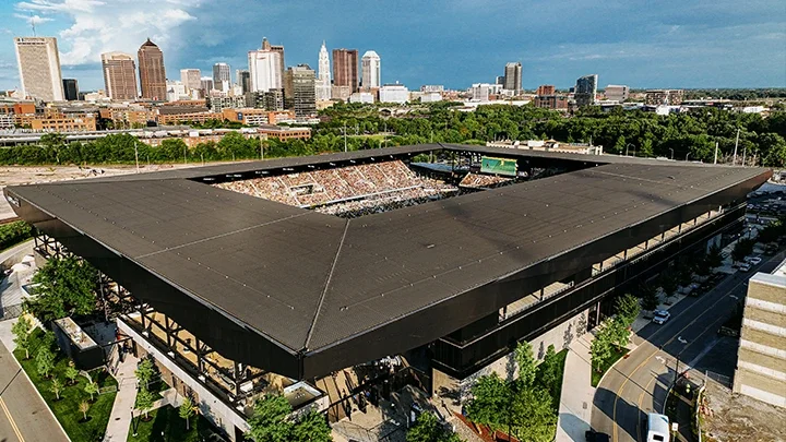 Renderización del Columbus Stadium, conocido como Lower.com  Field, que muestra el estadio de fútbol desde una vista aérea, con el horizonte urbano de Columbus al fondo.