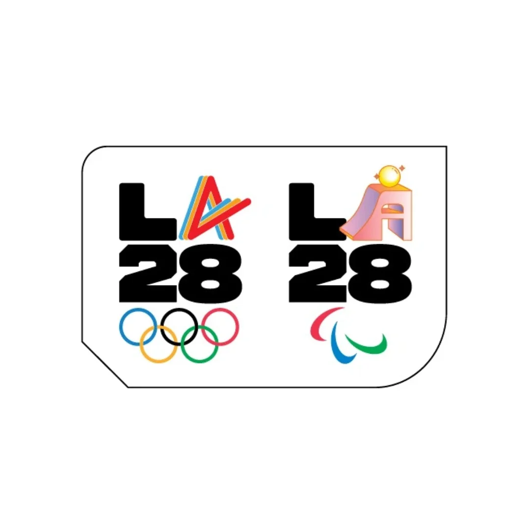 Emblema del Espíritu del Atleta junto al Emblema de Determinación de LA28 sobre fondo blanco