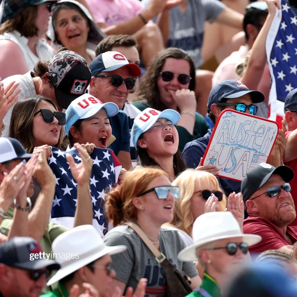 Grupo de aficionados, algunos de ellos apoyando a Team USA, durante los Juegos Olímpicos. 