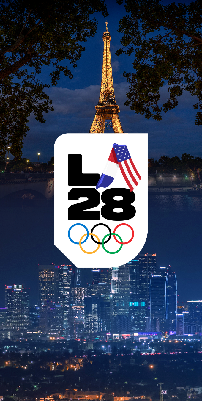 Una fotografía de la Torre Eiffel con los anillos olímpicos sobre ella a la izquierda y una fotografía del skyline del centro de Los Ángeles por la noche. Una imagen del emblema 'A' del Handover LA28 con los anillos olímpicos debajo sobre un fondo blanco sobre la fotografía.