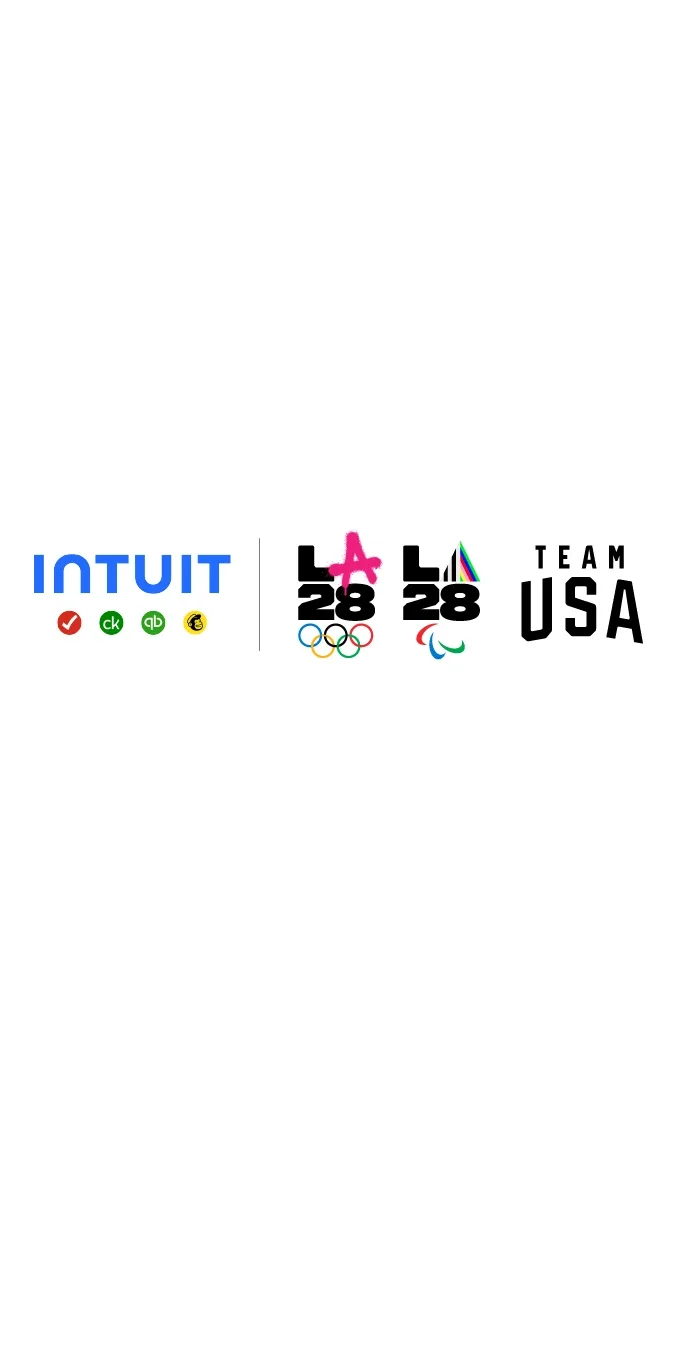 Imagen del logotipo de Intuit junto a los Emblemas Duales de LA28 y el logotipo de Team USA sobre un fondo blanco