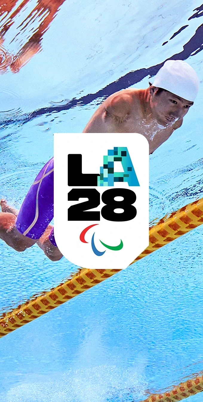 Foto submarina de un atleta paralímpico nadando en una piscina, con la letra A de 'Reinvención Imparable' sobre una figura blanca en forma de insignia en el centro de la imagen.