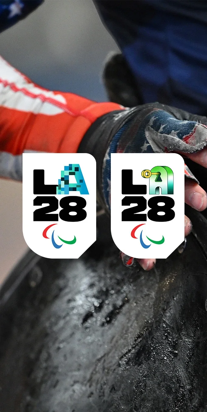 Fotografía de un paralímpico en silla de ruedas al fondo, con las insignias del emblema 'A' de LA28 'Innovación sin Límites' y 'Reinvención Imparable' superpuestas encima.