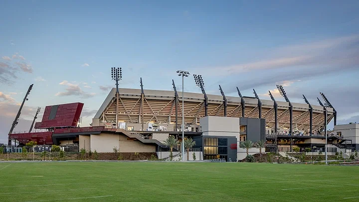 San Diego Stadium en primer plano, con césped verde a los costados del estadio.