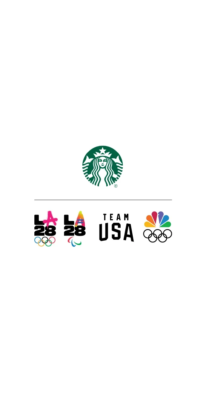 Gráfico del logotipo de Starbucks en verde junto a los emblemas duales de LA28, seguido del logotipo de Team USA en negro y el pavo real de NBC con los anillos olímpicos en negro debajo.