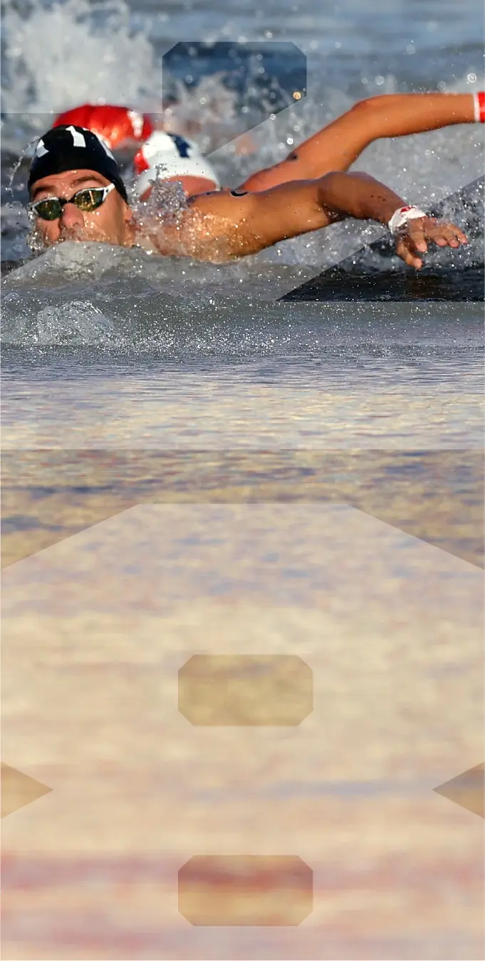 Fotografía de nadadores en un triatlón con el número 28 superpuesto sobre la imagen