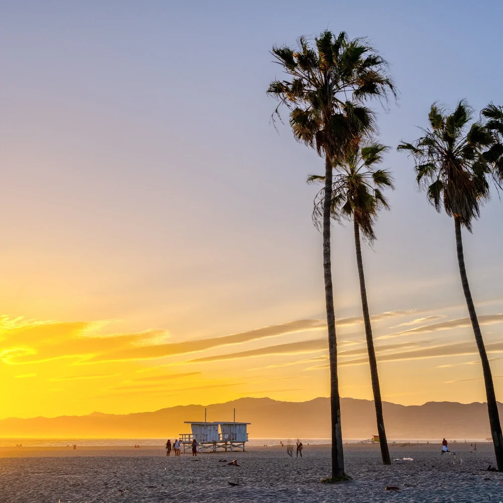 Torre de salvavidas de Venice Beach con las montañas de Santa Mónica y el cañón de Malibu al fondo.