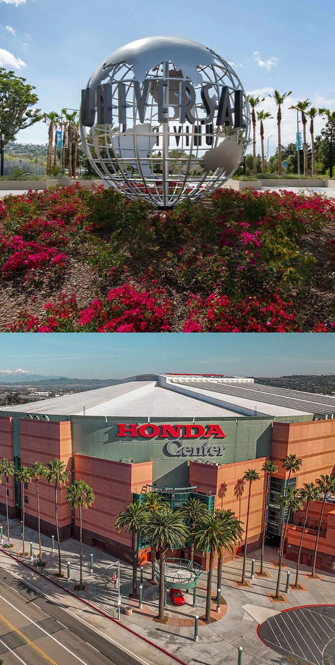 Fotografía lado a lado del Honda Center y del letrero del globo de Universal Studios en metal plateado.